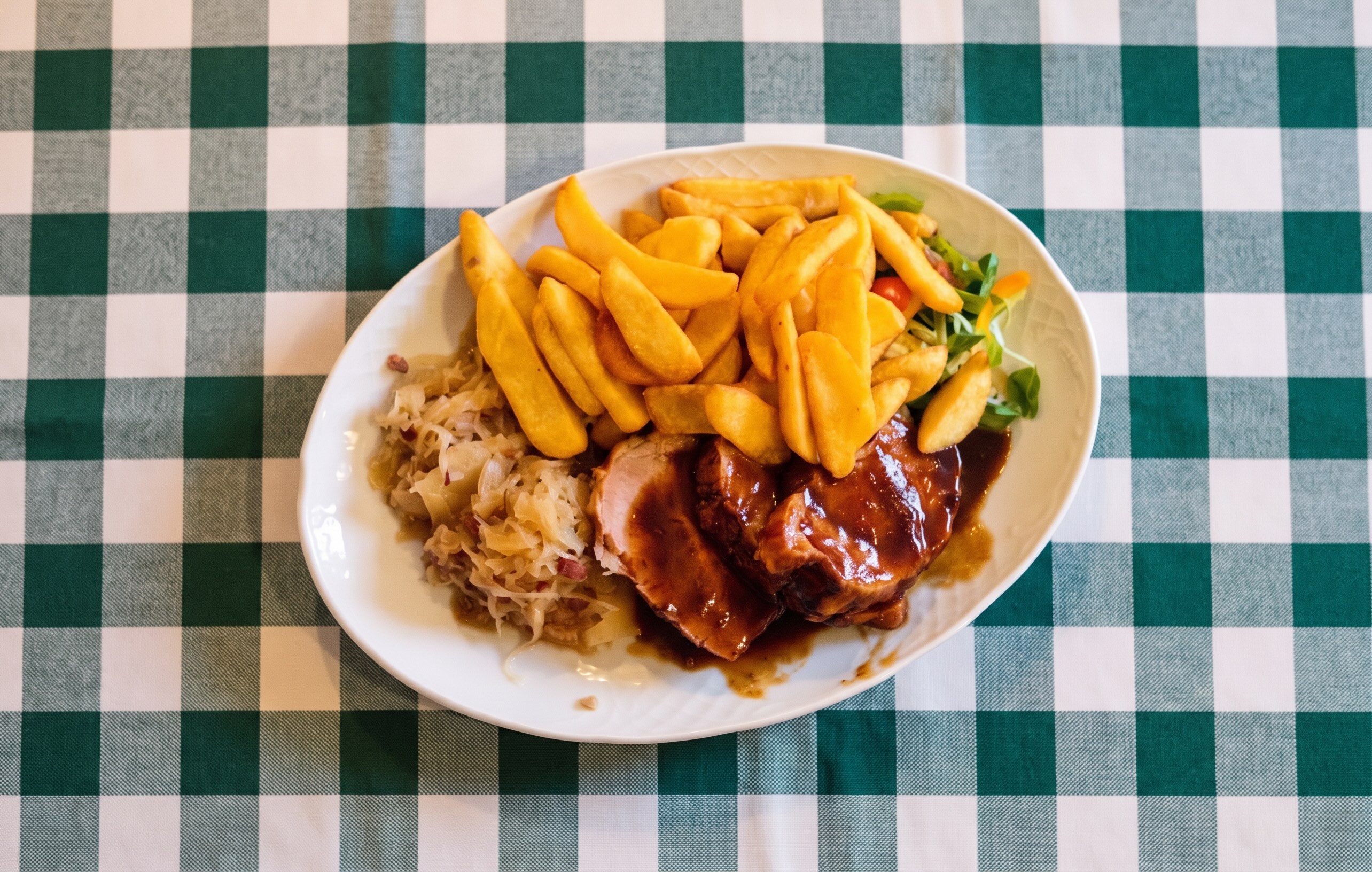 Kasselerbraten in kräftiger Bratensoße mit Sauerkraut und Kartoffeln